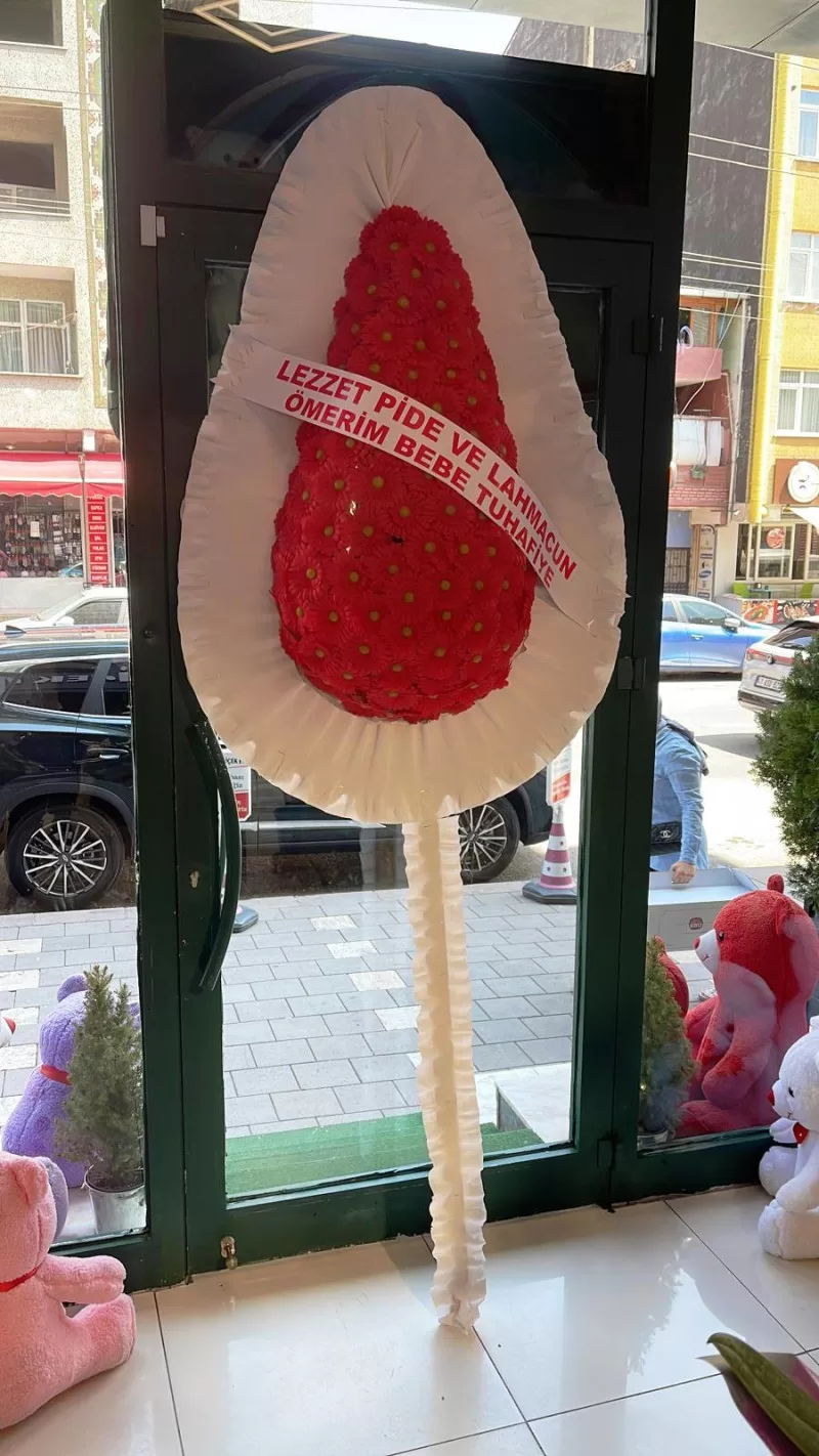 Tek Katlı Yapay Kırmızı Gerberalar İle Hazırlanmış Çelenk