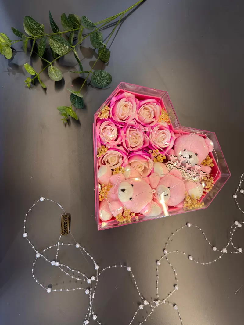 Işıklı Kalp Kutuda Pembe Kadife Güller Ve Ayıcıklar