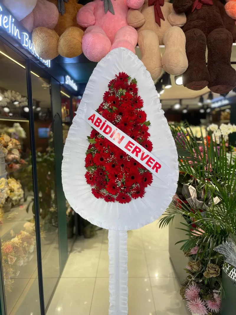 Kırmızı Canlı Gerbera Ve Cipsolar İle Hazırlanmış Çelenk