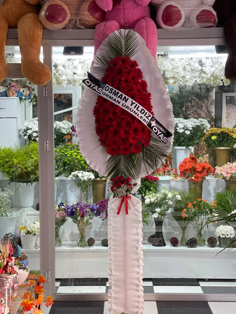 Kırmızı Gül Buketli Canlı Gerbera İle Hazırlanmış Çelenk