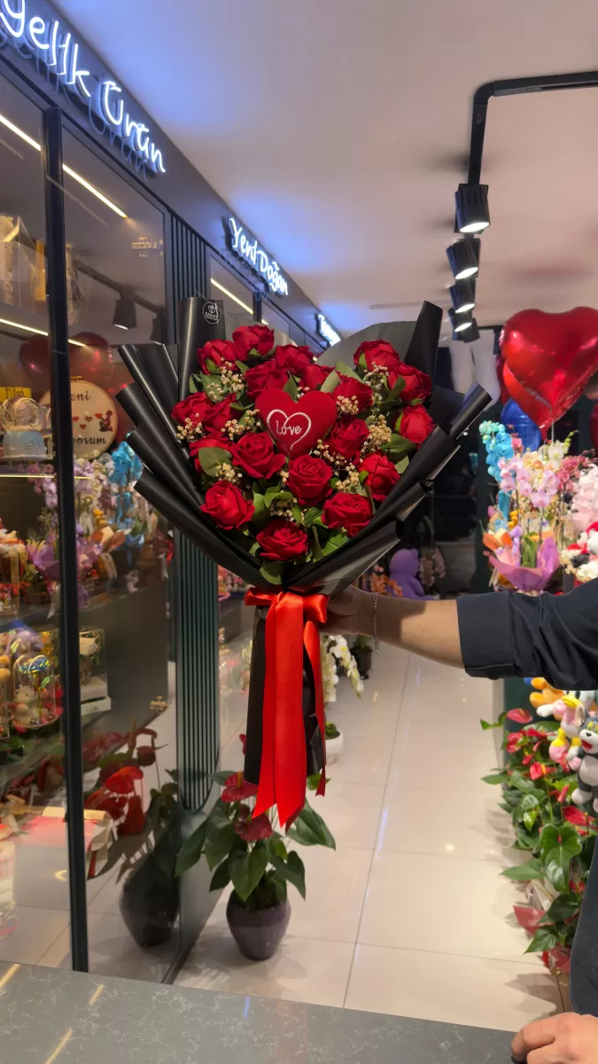 Kırmızı Kalpli Yapay Kadife Gül Buketi