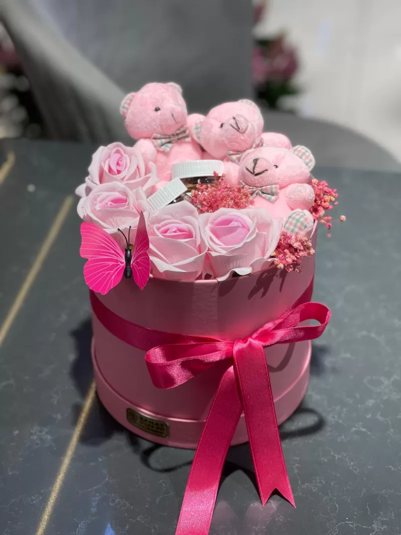 Kutuda Pembe Kadife Güller Ve Ayıcıklar