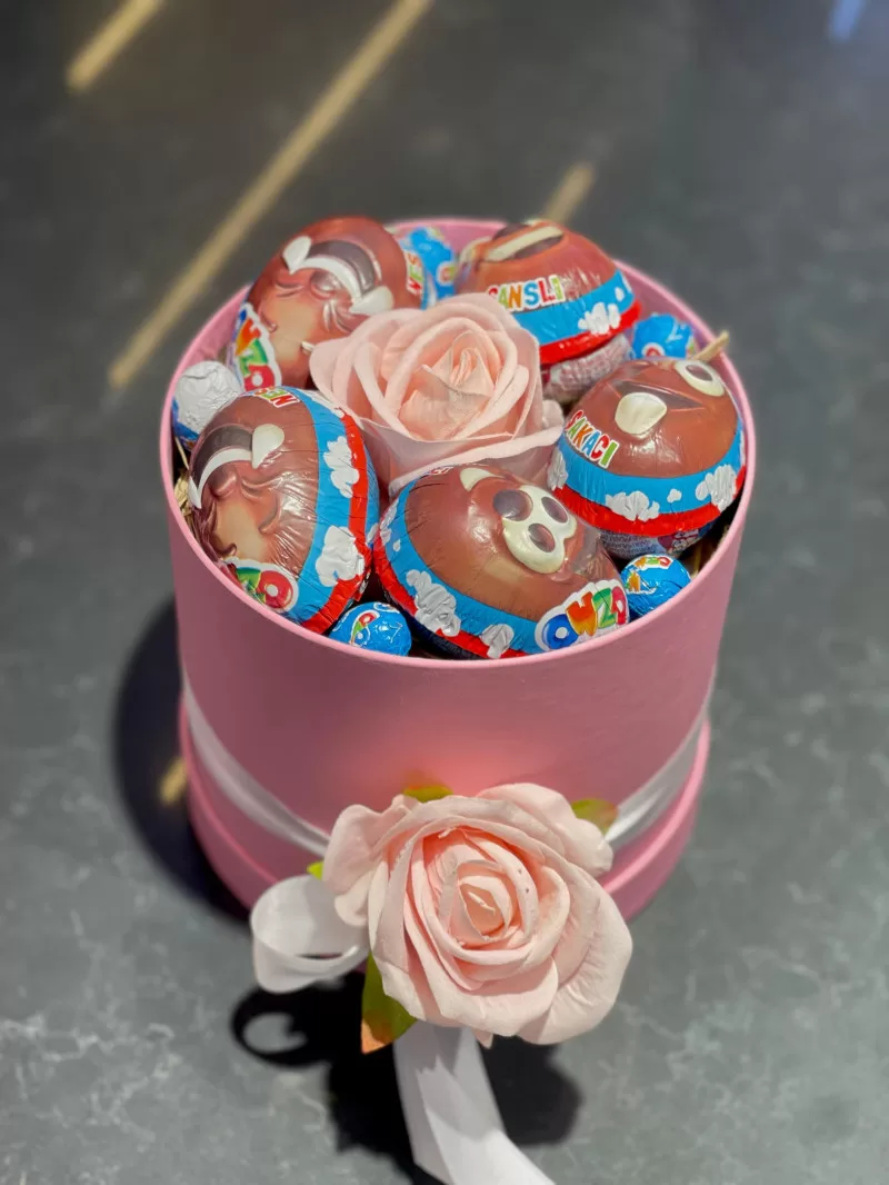 Pembe Kutuda Süpriz Yumurtalar Ve Çikolatalar